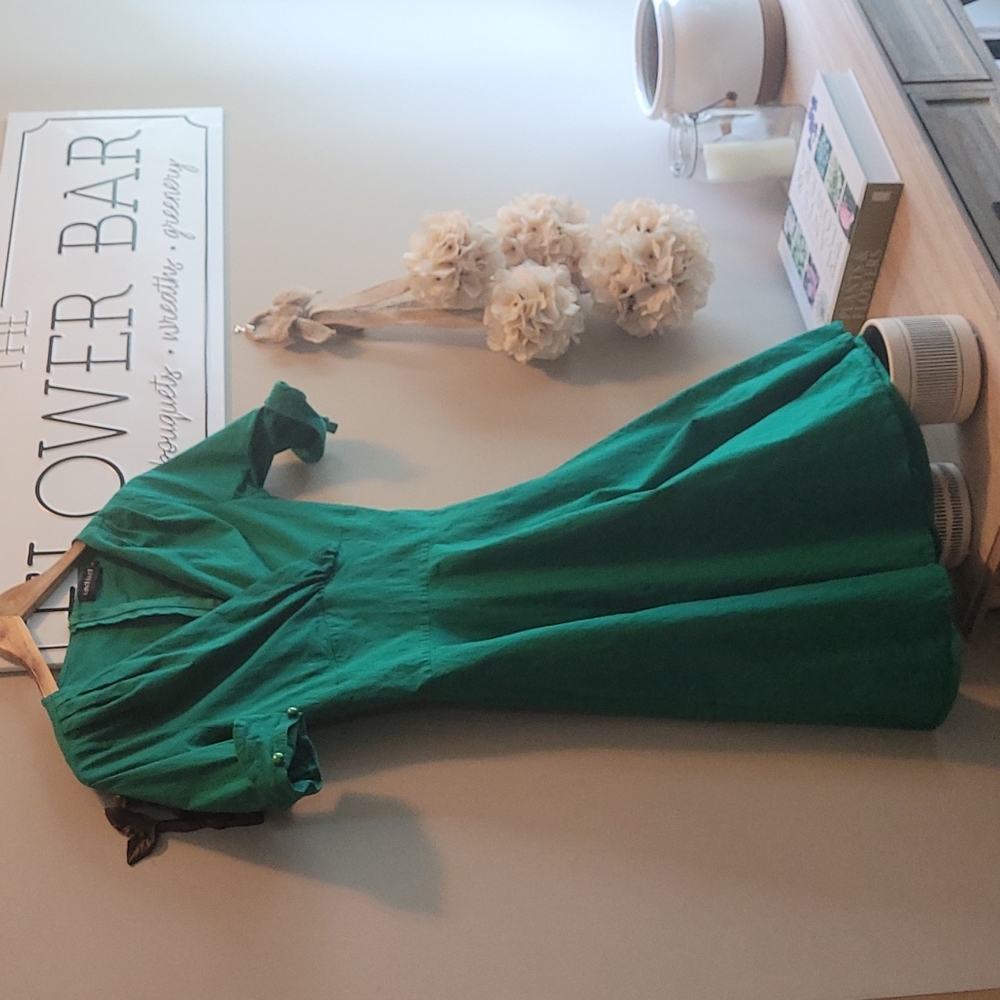 Vintage women's green dress, excellent condition